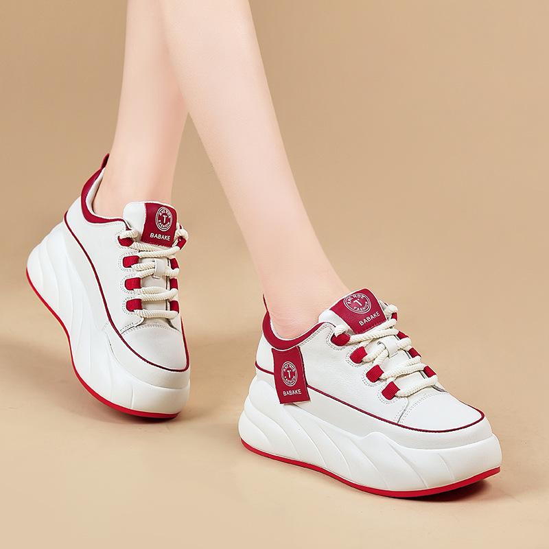 Женская повседневная обувь белого цвета на толстой подошве в корейском стиле 2024 года — визуально увеличивающая рост и модная