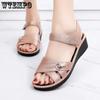 Женские сандалии, летние противоскользящие сандалии на наклонном каблуке, мягкая подошва, мягкая кожа, удобная обувь для мам, толстая подошва, верхняя одежда, сандалии среднего возраста