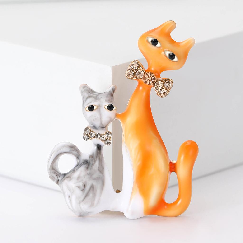 Эмалевый бант, две броши с изображением кота для женщин, унисекс, заколки с животными, 2 цвета, в наличии, повседневные аксессуары для вечеринок, подарки