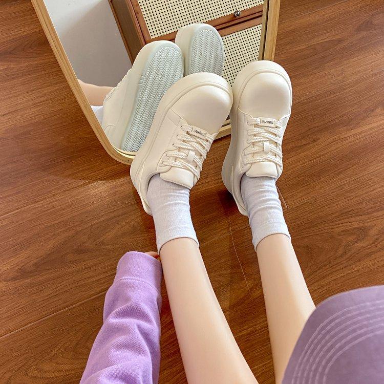 Женские маленькие белые туфли на толстой подошве с большим носком, новая весенняя коллекция 2025 года, студенческие туфли-хлебушки на шнуровке спереди, спортивные и повседневные кеды