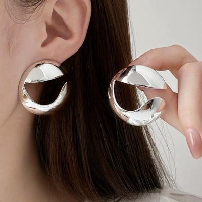 Женские круглые нерегулярные полые серьги