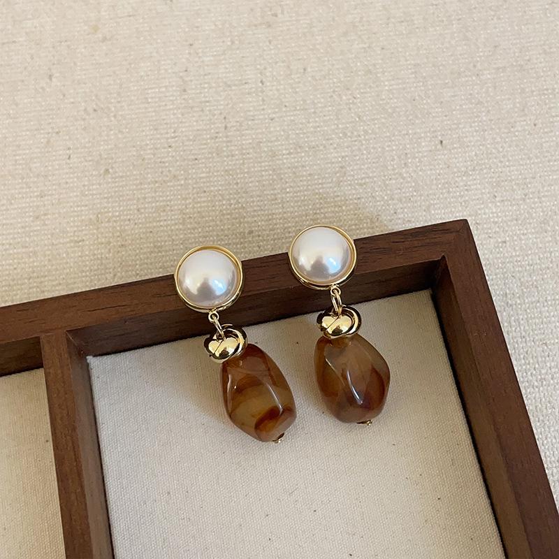 Изысканные серьги-пусеты из коричневой смолы Maelard для женщин: Высококлассные, модные и универсальные осенне-зимние аксессуары для ушей