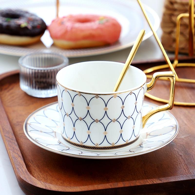 Кофейные чашки и блюдца из тонкого костяного фарфора, 270 мл, красиво глазурованные, с золотой отделкой, чайная чашка с ручкой, керамические кофейные чашки с золотой ложкой
