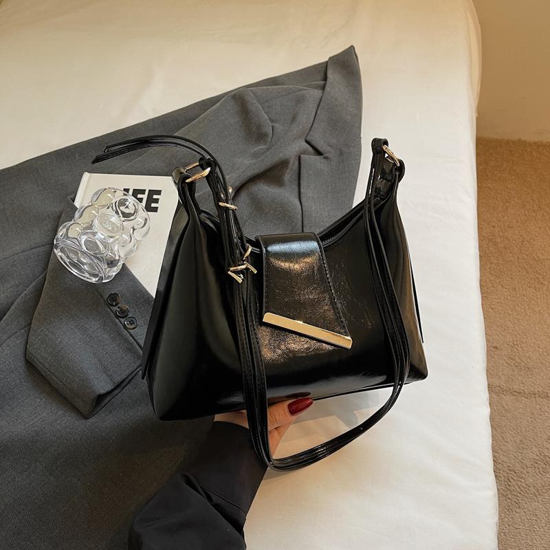 Женская летняя глянцевая ПУ деликатная сумка кроссбоди высококачественная пряжка молния сумки на одно плечо универсальные дорожные подмышечные сумки