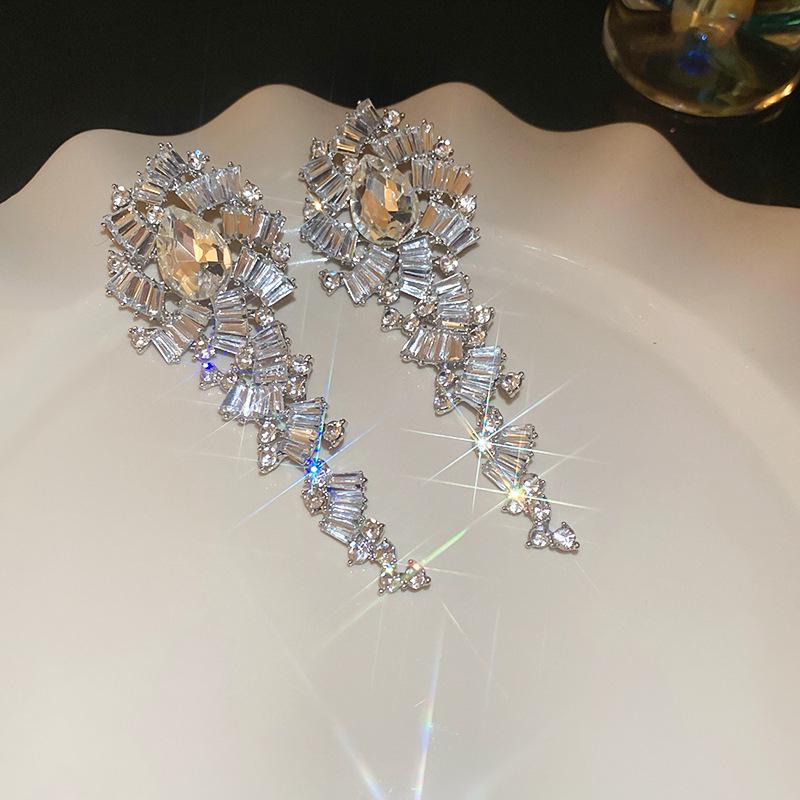 Изысканные серьги-кисточки из циркона: Блестящий, Универсальный, Минималистичный Дизайн с Привлекательностью Легкой Роскоши.