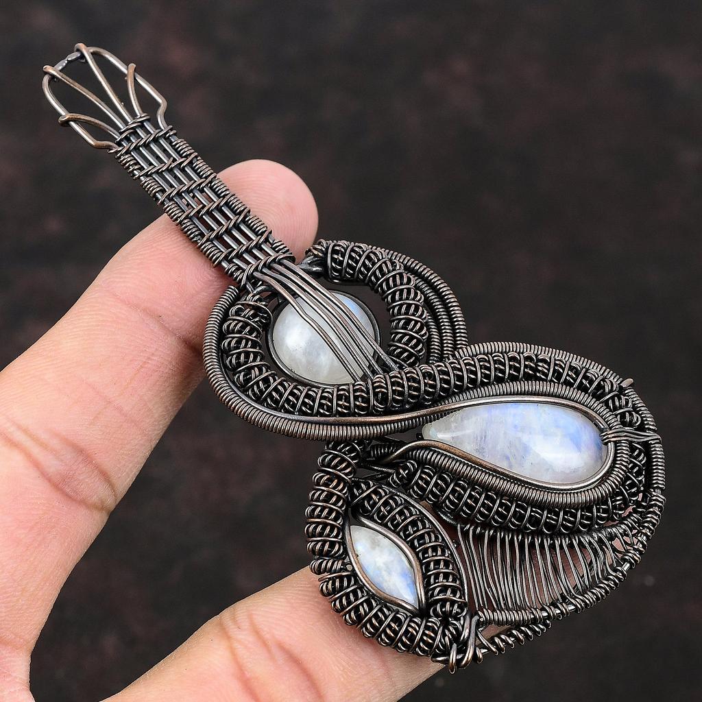 Подвеска Rainbow Moonstone, обернутая медной проволокой, подвеска с драгоценным камнем, музыкальный инструмент, ювелирное изделие, подарок для нее, кулон с дизайном гитары