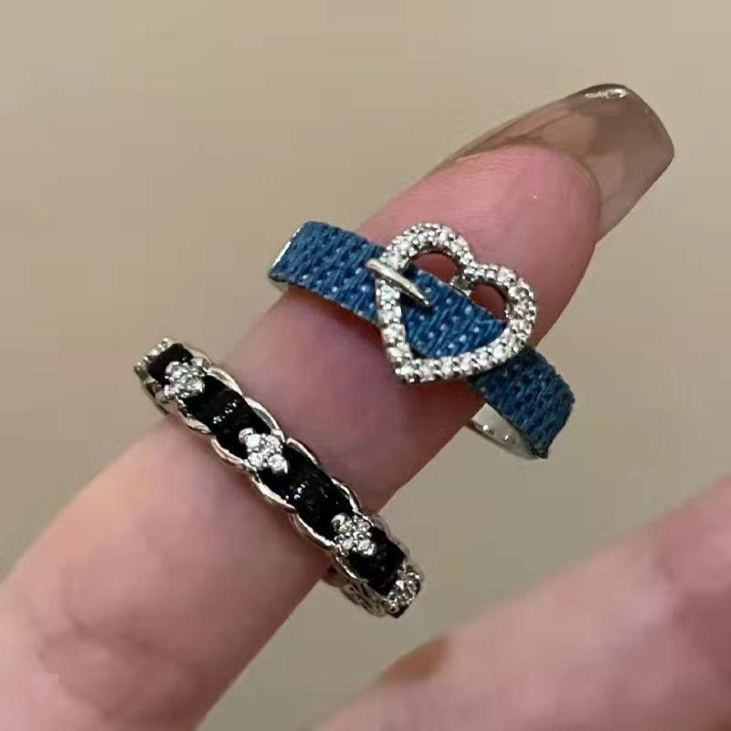 Серебряное кольцо с цирконием и крестом: Стильное женское кольцо-заявление в элегантном нишевом дизайне