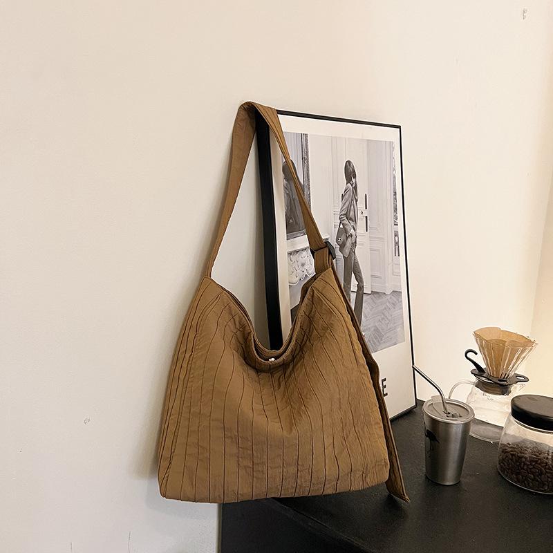 Bucket Bag Pleated Underarm Bag Women'S Simple Texture Bag Versatile Commuter Large Capacity Messenger Tote Bag Women