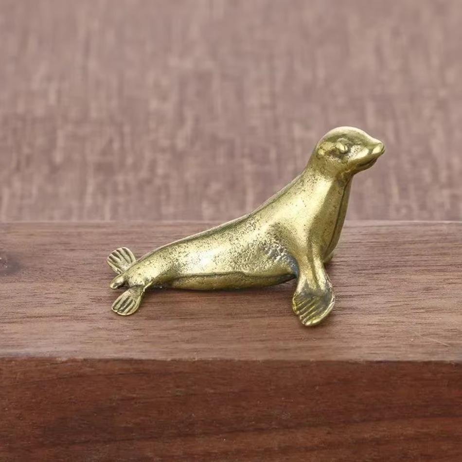 1 Pcs Antique Brass Sea Lion Ornament Handcrafted Creative Desktop Paperweight Metal Collectible Craft with Engraving Casting