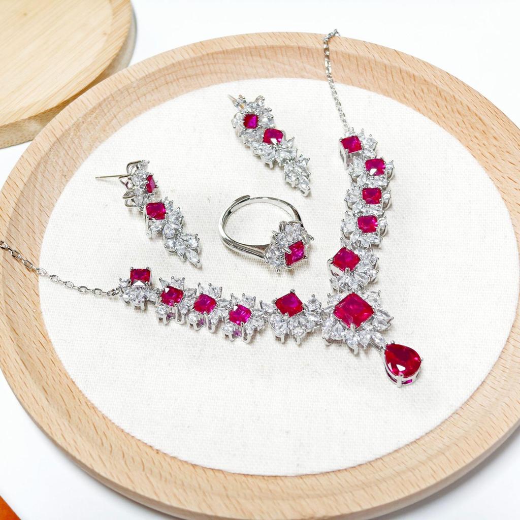 Gessen Jewelry: Элегантный набор: серьги, кольцо и подвеска с красными цирконами