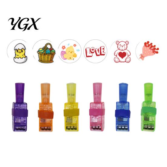 Christmas Themed Novelties Finger Projector Light, Mini Patterns LED Toy for Kids, Holiday Event Giveaways Light Up Ring Projection Xmas Party