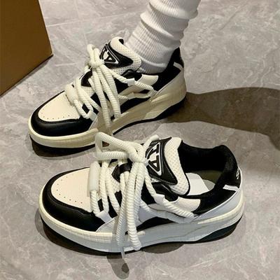 Маленькие белые туфли женские 2025 новая весна и осень дышащие туфли-булки с большой головой спортивные универсальные черно-белые из мягкой кожи кроссовки папы круглые