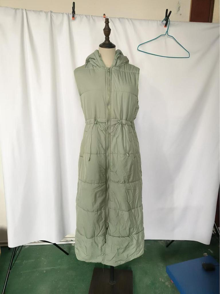 Однотонная хлопковая куртка с капюшоном и жилетом на талии — повседневная однобортная модель без рукавов.