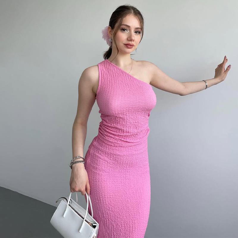 Женское платье-бодикон без рукавов с асимметричным вырезом на осень 2025 года