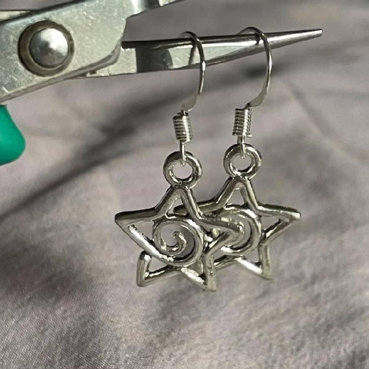 Стильные серьги-подвески "Вихревая звезда" Серьги-гвоздики в форме пятиконечной звезды Украшение