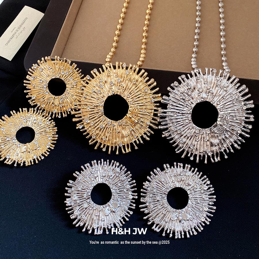 Crystal Round Pendant Necklace Retro Elegant Clavicle Neck Jewelry