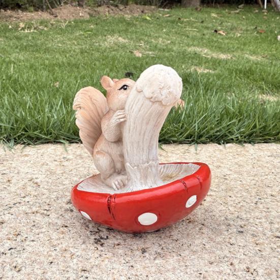 Squirrel Mushroom Statue Resin Squirrel Picking Mushroom Ornament Garden Squirrel