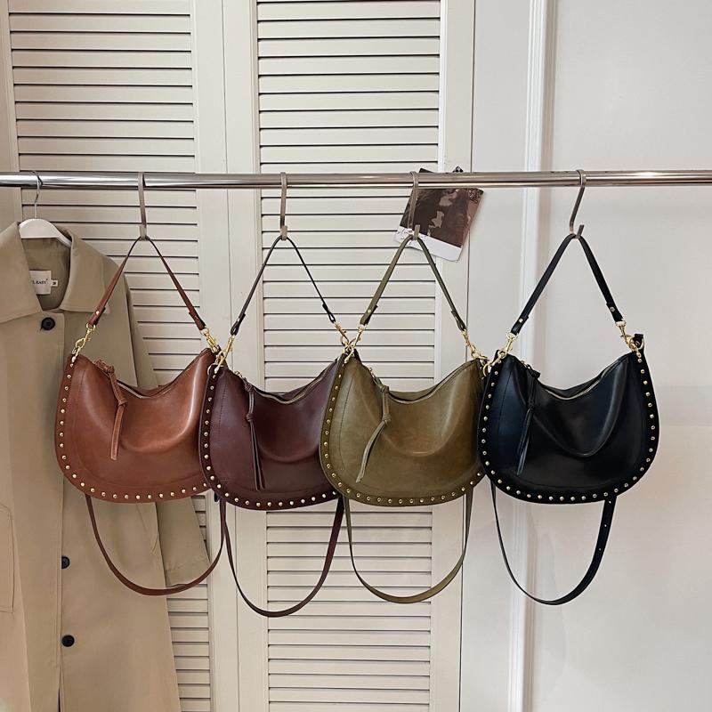 Сумка через плечо с заклепками Женская винтажная сумка под мышку Дорожная сумка на плечо