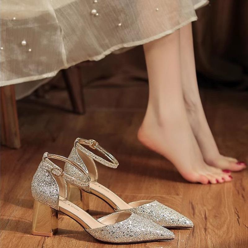 Туфли шампанского цвета на толстом каблуке с высоким каблуком, женские, новинка 2025 года, со стразами и пайетками, полые, с одним словом, с ремешком, сандалии-мешки на среднем каблуке