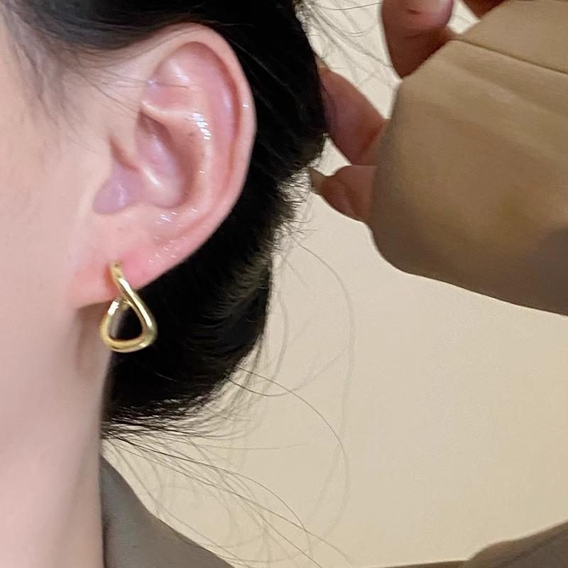 Увеличенные круглые серьги: Уникальный европейский и американский металл, блестящая мода высокого класса для женщин.