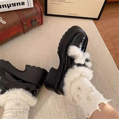 Универсальные лаковые лоферы на толстой подошве женские 2025 осень и зима новая бархатная хлопковая обувь черные маленькие кожаные туфли пушистая обувь