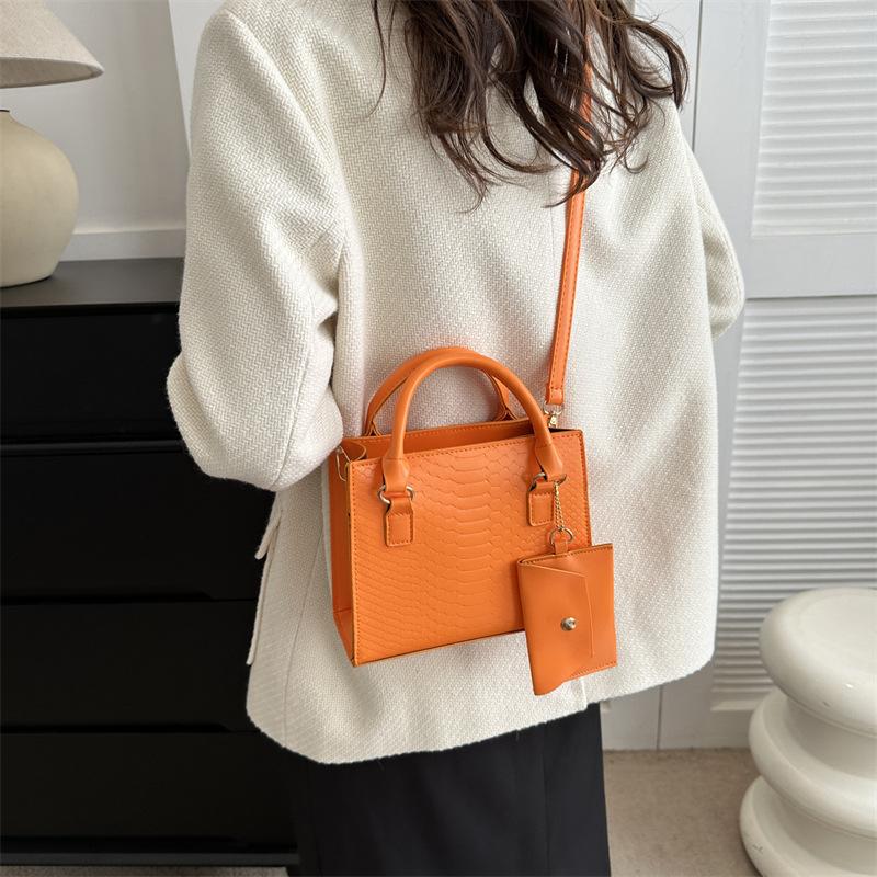 Стильная и простая сумка через плечо 2024 года, новая повседневная сумка-мессенджер для женщин, переносная маленькая квадратная сумка в иностранном стиле для женщин