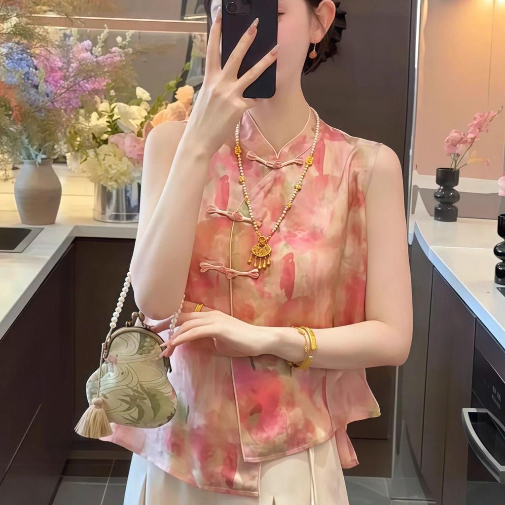 Красивая розовая мятая майка без рукавов с косым низом женская 2025 новая атласная майка короткая рубашка лето