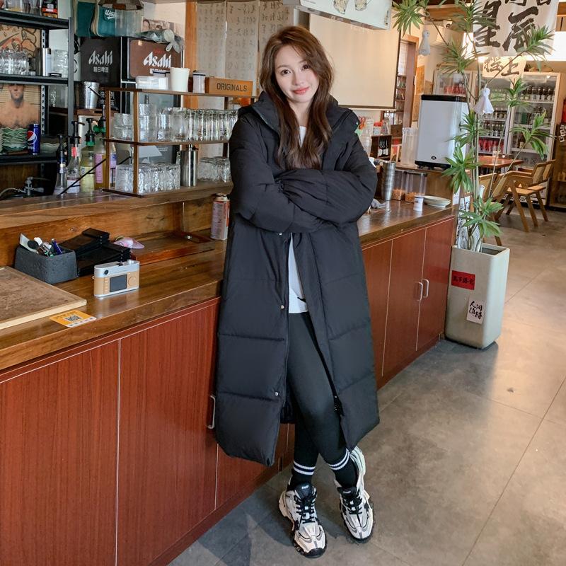 Женская куртка на пуху 2025 длинная ниже колена корейская свободная и толстая новая зимняя повседневная куртка для женщин