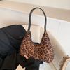 Супер огонь нишевая милая и крутая сумка с леопардовым принтом женская новая осенняя универсальная популярная сумка на одно плечо подмышкой