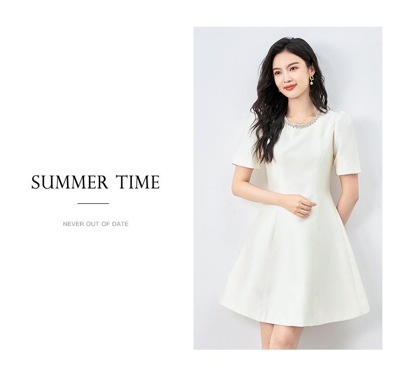 Платье-мини с шипами и бриллиантами, приталенное, для светской львицы