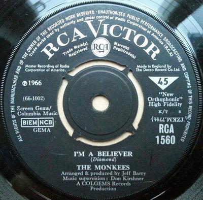 7-дюймовая пластинка MONKEES Im A Believer RCA1560 RCA VICTOR 1966 UK Rock Б/у