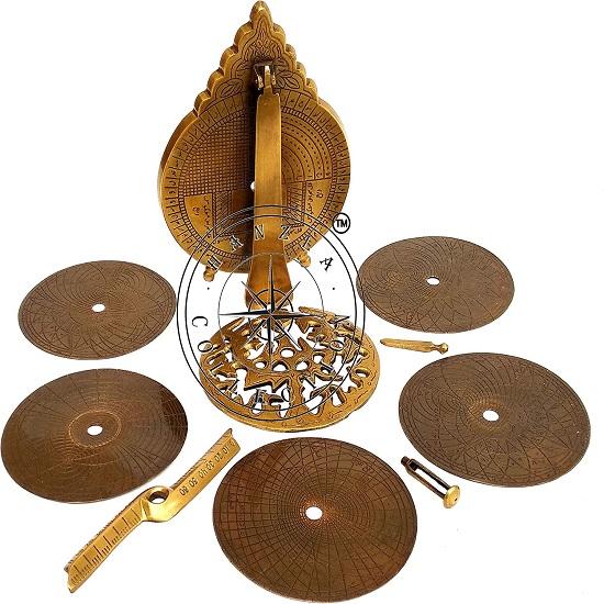 Реплика морского навигационного астрологического календаря из латуни с арабской астролябией и глобусом с подставкой