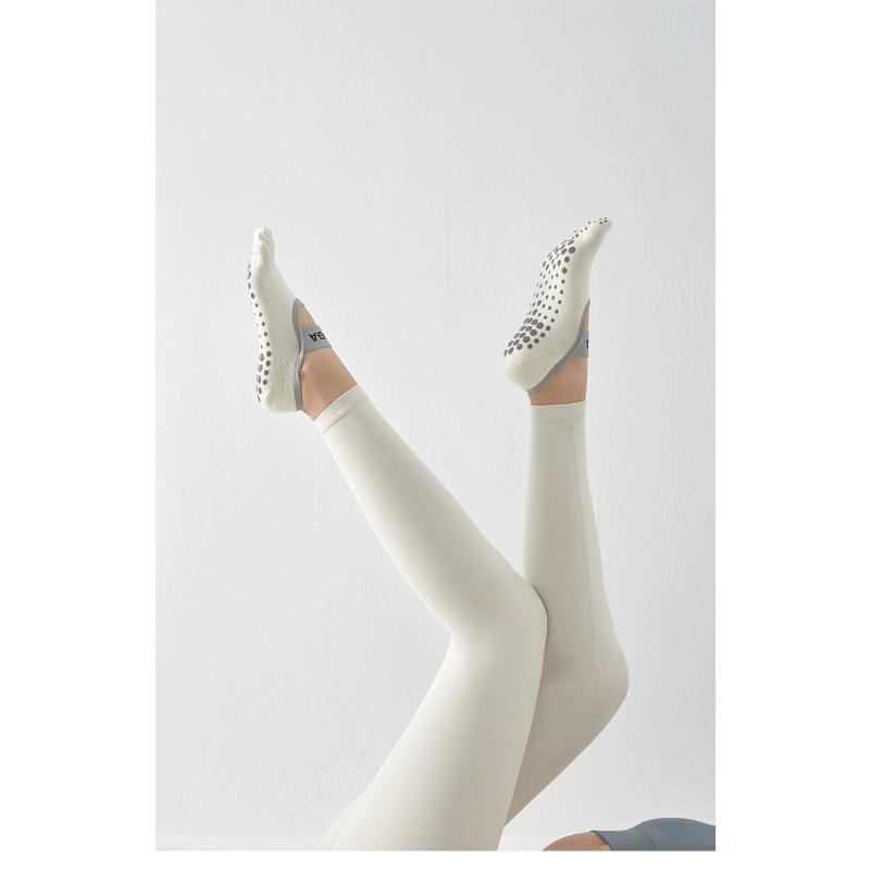 Весенне-летние противоскользящие носки для йоги для женщин, однотонные хлопковые впитывающие пот носки с открытой спиной и пятью пальцами, модные универсальные носки с завязками на батуте