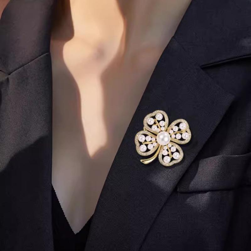 Брошь-клевер с четырьмя лепестками и жемчугом для женщин, элегантная и универсальная, модные и высококлассные аксессуары для одежды