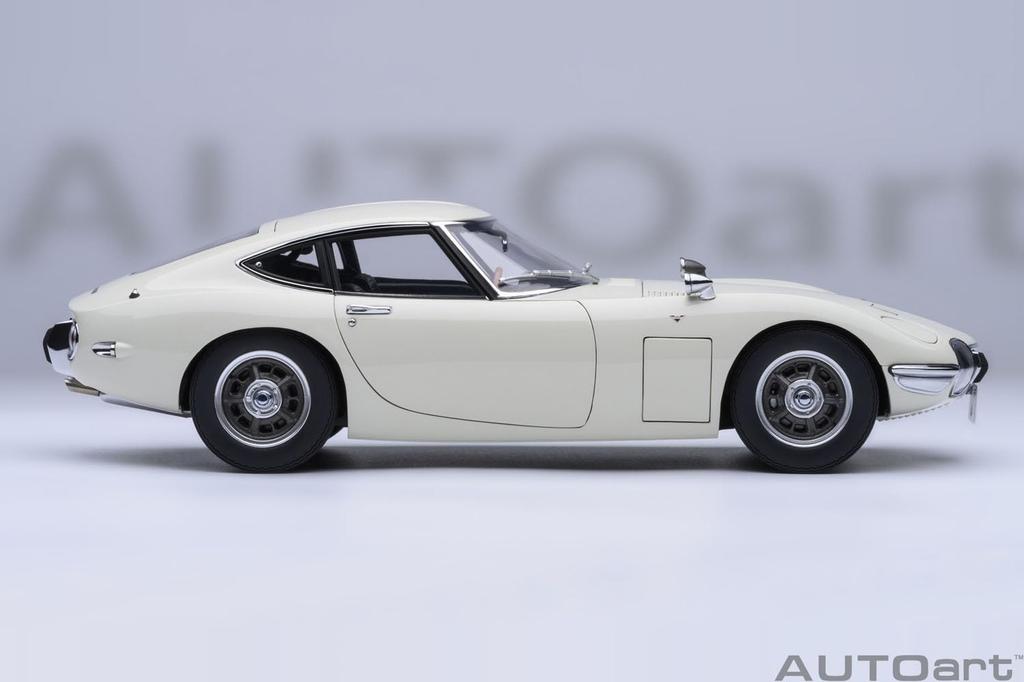 AUTOart Toyota 2000GT 1967 Готовая модель 79546 (белый)