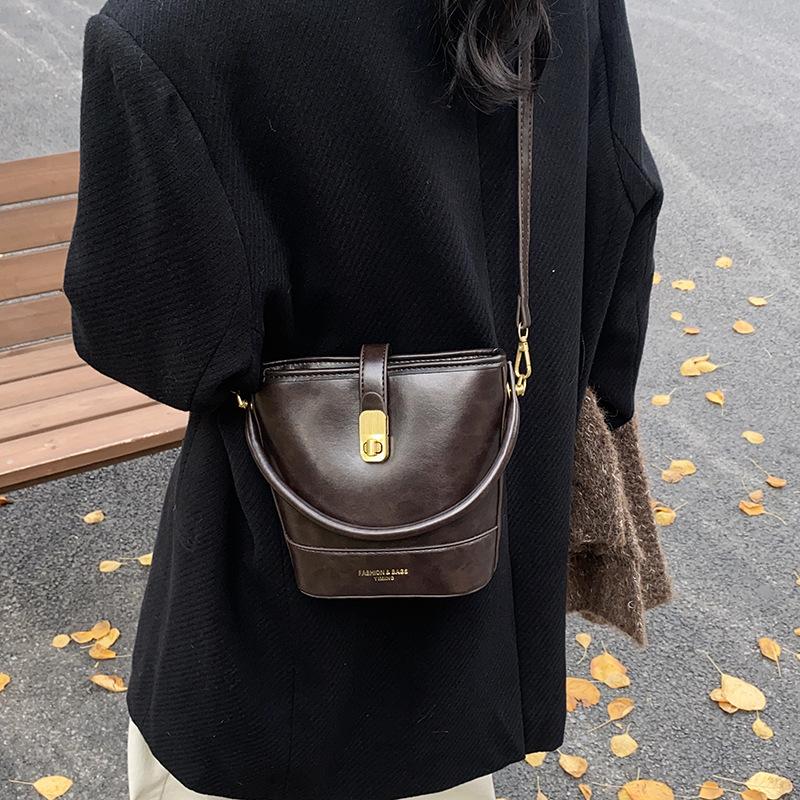 Women's Bag 2025 New Messenger Bag Bucket Bag Retro Versatile High-end Niche Design Shoulder Handbag
