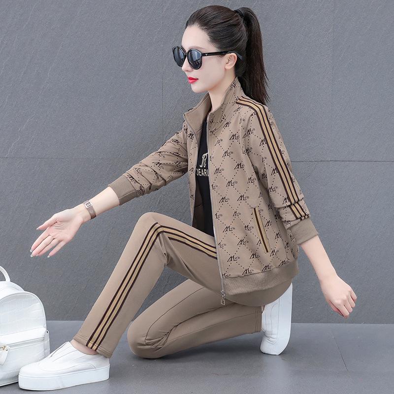 Осень 2023 года, повседневный спортивный костюм контрастного цвета для женщин среднего возраста: Комплект из принтованной толстовки и спортивных штанов