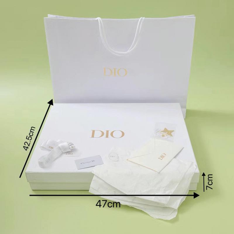 Белый подарочный набор из коробки и пакета для шарфов и одежды.