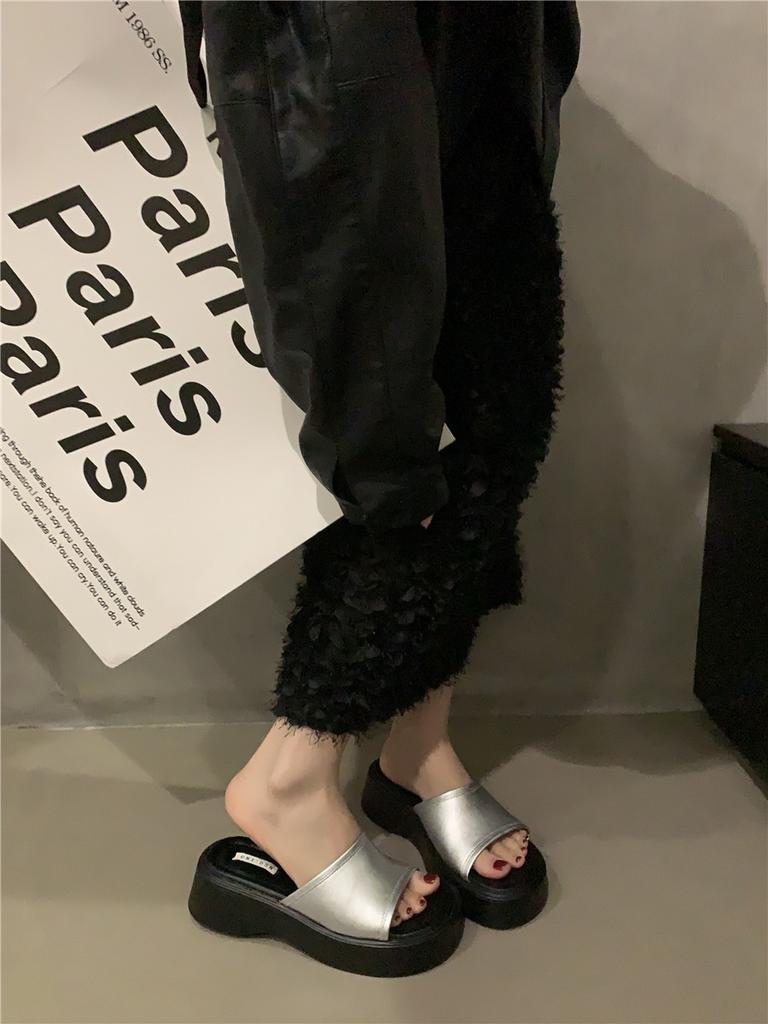 Простые удобные тапочки на толстой подошве для улицы, женская новинка 2024 года, повседневная пляжная обувь с кексами и рыбьим ртом