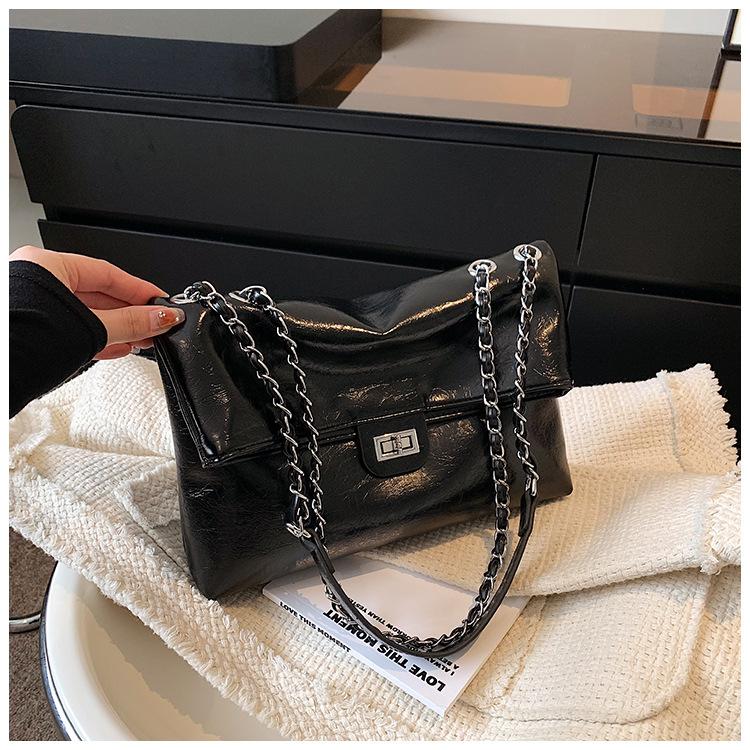 Сумка женская большой емкости 2024 осень на новый модный популярный пригородный цепной плечевой кроссбоди сумка