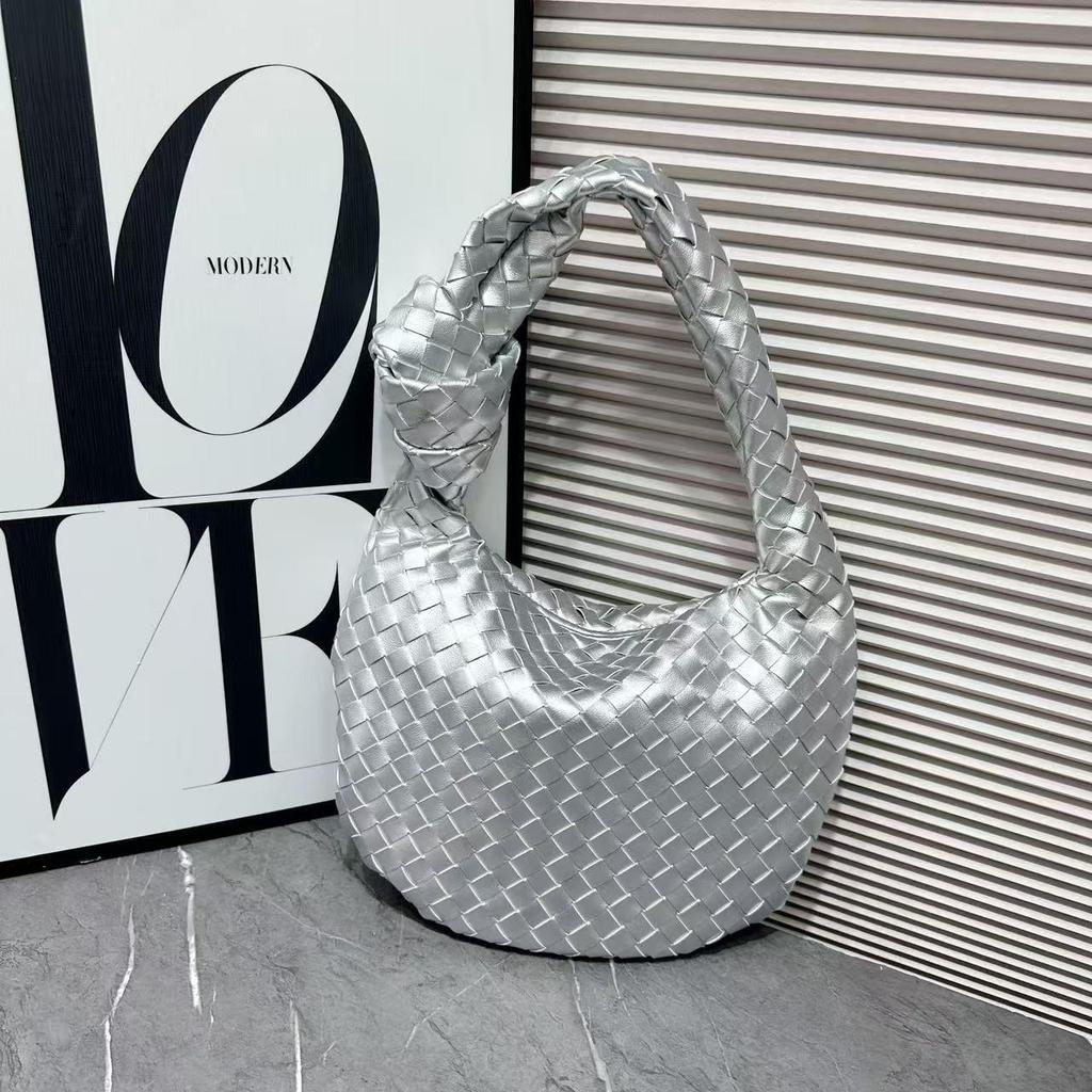 Сплетенная вручную сумка-круассан - Завязывающаяся на узел, на одно плечо, подмышку, тоут