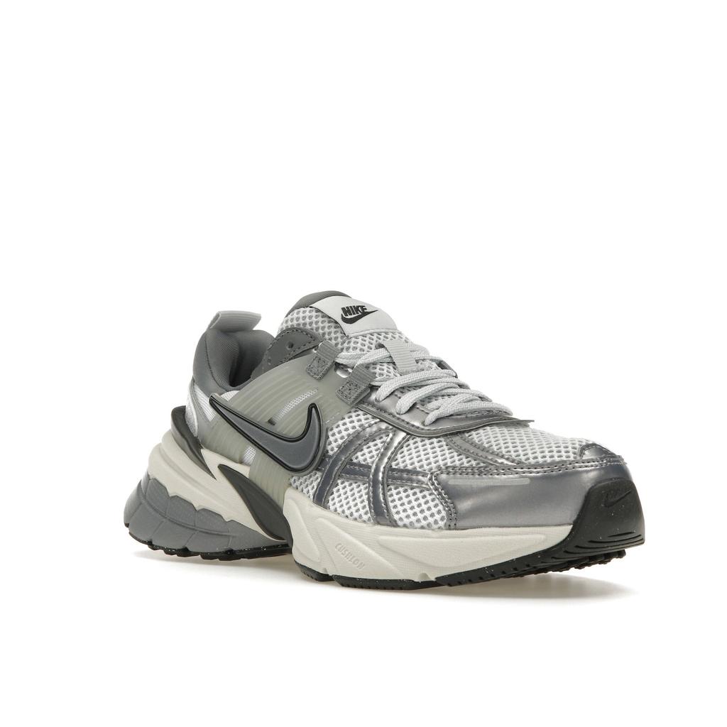 Nike Женские кроссовки V2K Run Pure Platinum Wolf Grey Cool-Grey Metallic-Cool-Grey FD0736-003
