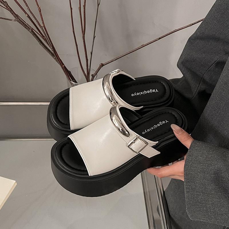Маленькие прохладные тапочки на толстой подошве для женской уличной обуви 2025 лето новые сандалии на высоком каблуке с металлической пряжкой высокого класса и легкой подошвой для женщин