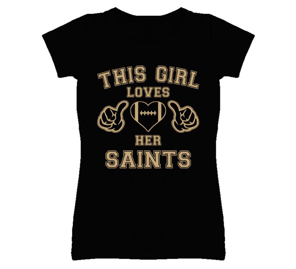 Эта девушка любит свою футболку с логотипом New Orleans Saints