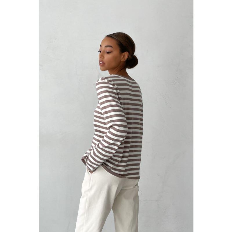 Женский свитер-пуловер с круглым вырезом и винтажной полоской