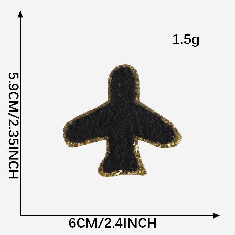 Полотенце из синели с золотой окантовкой, вышитыми нашивками в виде молний и радуги