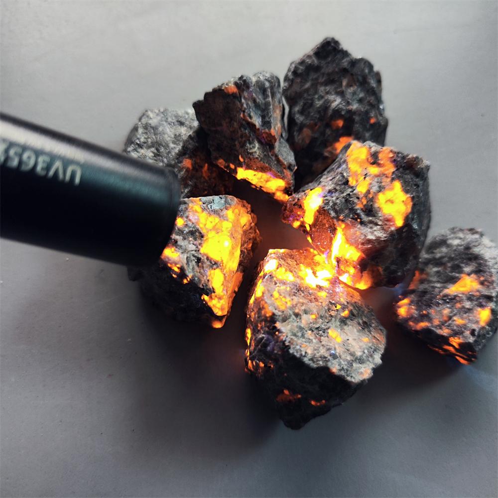 Натуральный камень, яркий огненный камень Yooperlites, светящийся под УФ-полировкой, камень, огненный камень, флуоресцентный содалит, камень для украшения дома