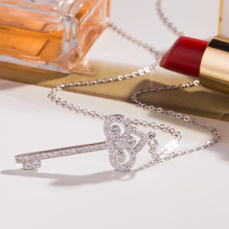 Swallowtail Diamond-Set Key Necklace: 925 Sterling Silver Clavicle Chain for Autumn/Winter Fashion