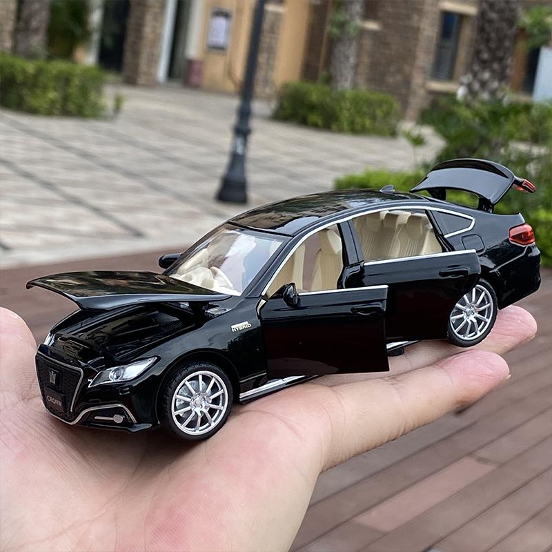 1/32 Модель автомобиля Toyota CROWN Звук и свет Сплав Литой Классические Роскошные Автомобили Избранное Подарок Детские Игрушки Машинки
