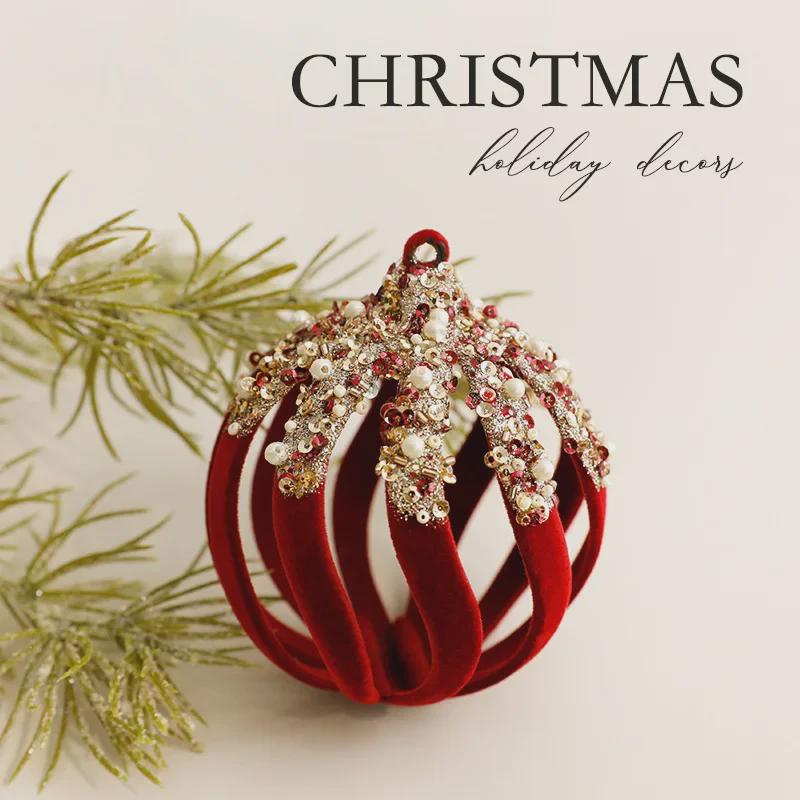 Красный флокированный расписной елочный шар